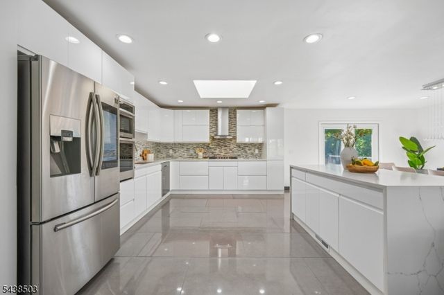 13 Munsey Rd, Emerson Boro, NJ 07630