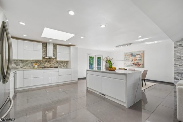 13 Munsey Rd, Emerson Boro, NJ 07630