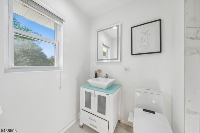 13 Munsey Rd, Emerson Boro, NJ 07630