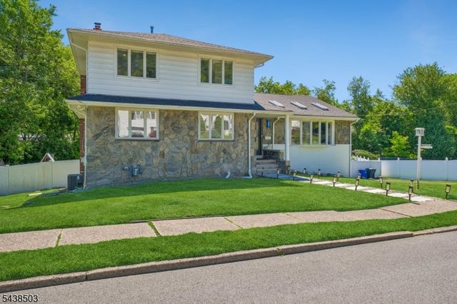 13 Munsey Rd, Emerson Boro, NJ 07630