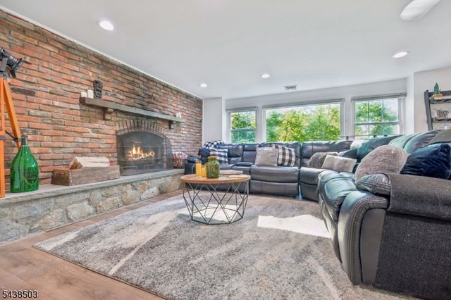 13 Munsey Rd, Emerson Boro, NJ 07630