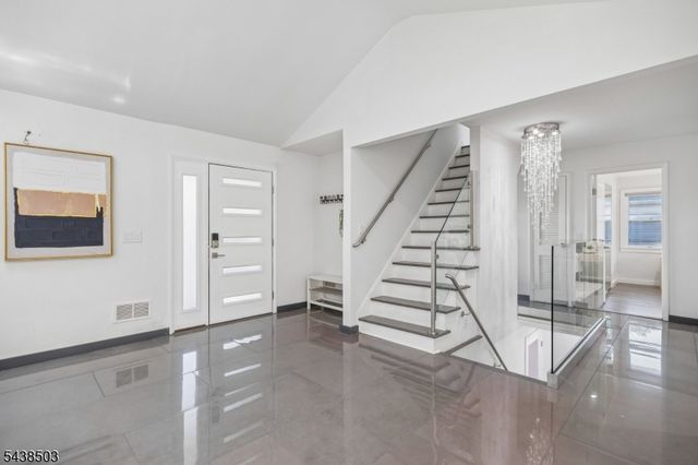 13 Munsey Rd, Emerson Boro, NJ 07630
