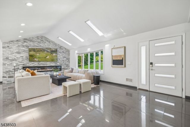 13 Munsey Rd, Emerson Boro, NJ 07630