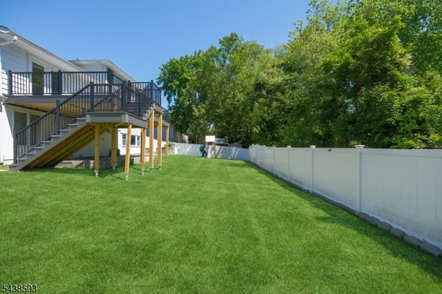 13 Munsey Rd, Emerson Boro, NJ 07630