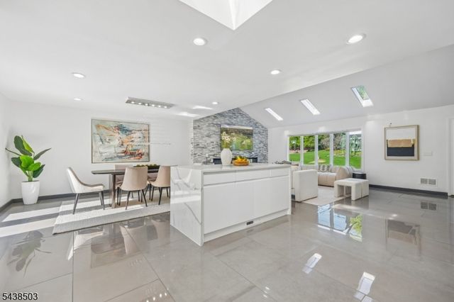 13 Munsey Rd, Emerson Boro, NJ 07630