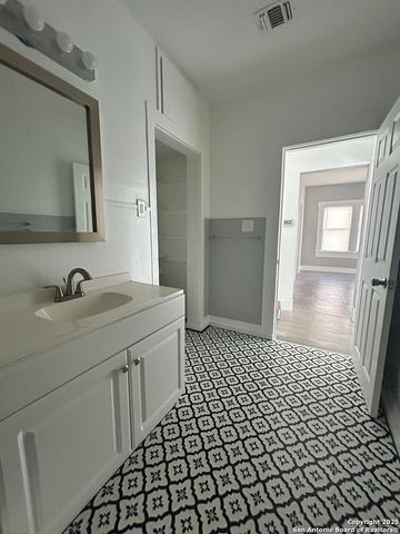 255 E Sayers, San Antonio, TX 78214