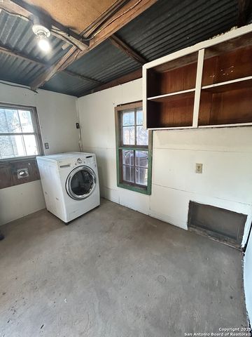 255 E Sayers, San Antonio, TX 78214