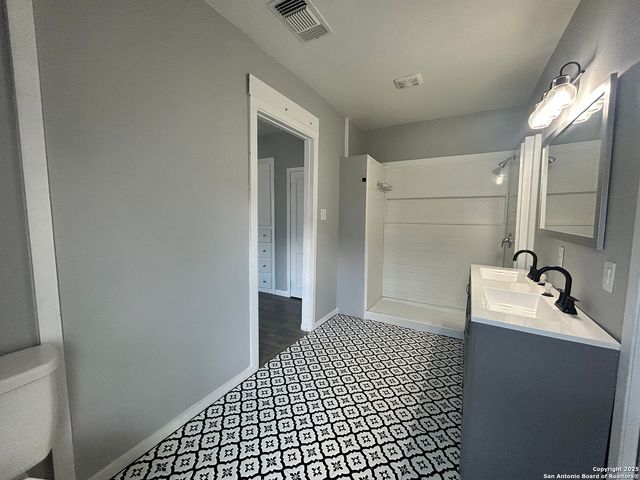 255 E Sayers, San Antonio, TX 78214