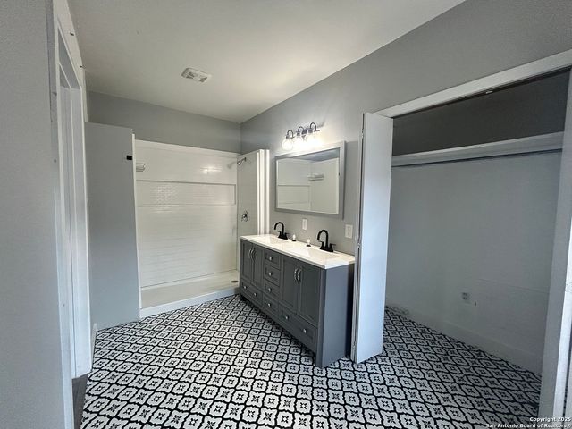 255 E Sayers, San Antonio, TX 78214