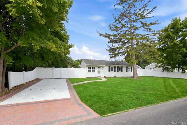 710 Bourdois Avenue, Bellport, NY 11713