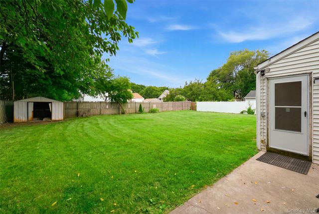 710 Bourdois Avenue, Bellport, NY 11713