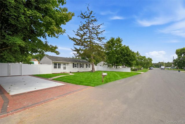 710 Bourdois Avenue, Bellport, NY 11713