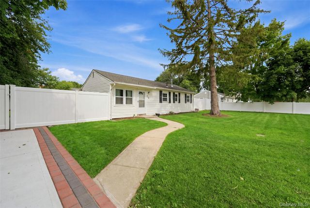 710 Bourdois Avenue, Bellport, NY 11713