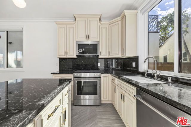 2017 S Centinela Avenue B, Santa Monica, CA 90404