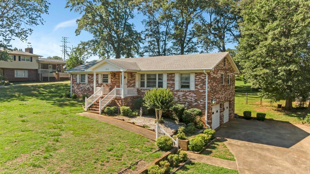 210 Rosecrest Road, Spartanburg, SC 29303
