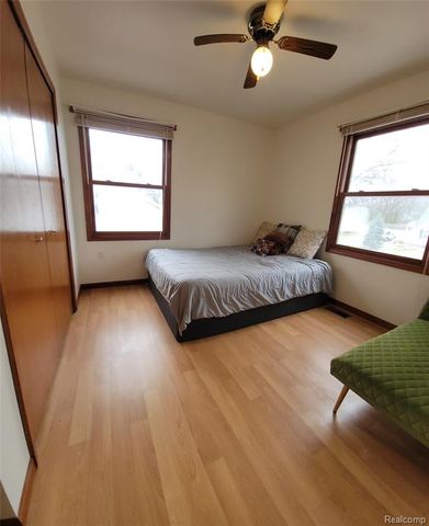 890 Tyrone Avenue, Waterford, MI 48328