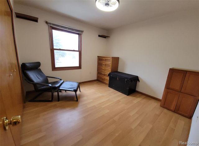 890 Tyrone Avenue, Waterford, MI 48328