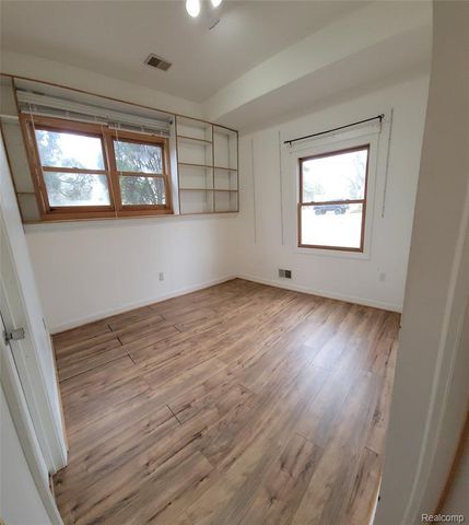 890 Tyrone Avenue, Waterford, MI 48328