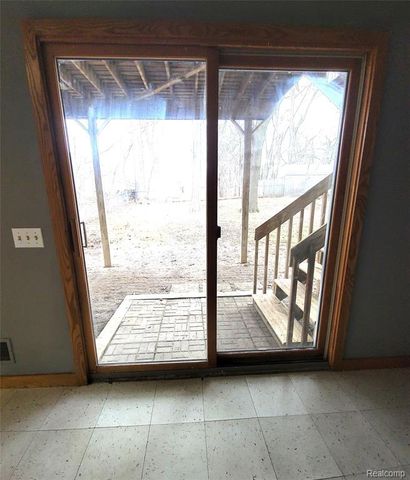 890 Tyrone Avenue, Waterford, MI 48328