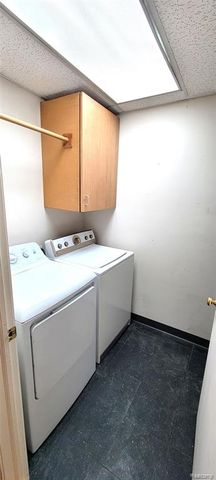 890 Tyrone Avenue, Waterford, MI 48328