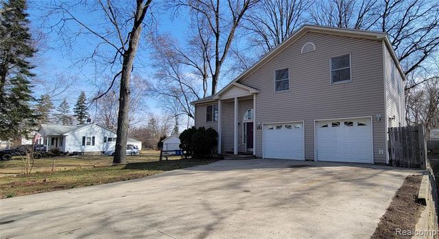 890 Tyrone Avenue, Waterford, MI 48328