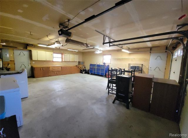 890 Tyrone Avenue, Waterford, MI 48328