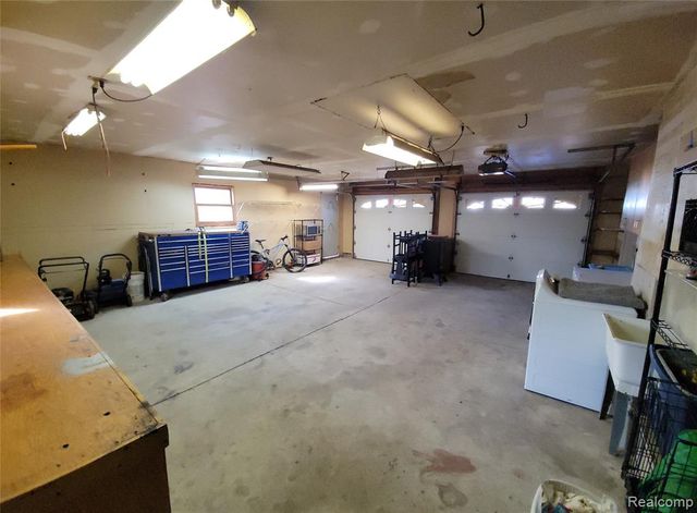 890 Tyrone Avenue, Waterford, MI 48328