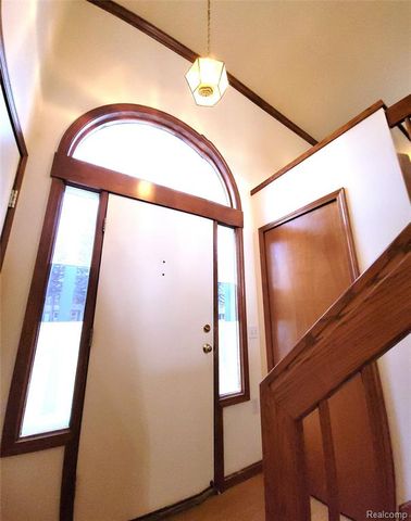 890 Tyrone Avenue, Waterford, MI 48328