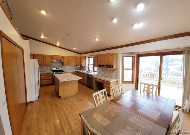 890 Tyrone Avenue, Waterford, MI 48328