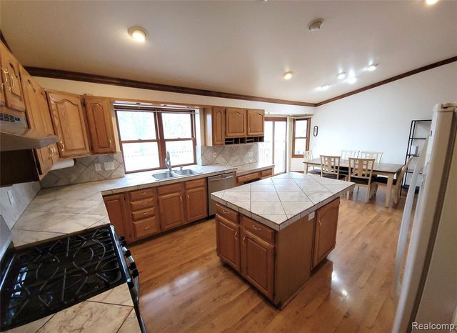 890 Tyrone Avenue, Waterford, MI 48328