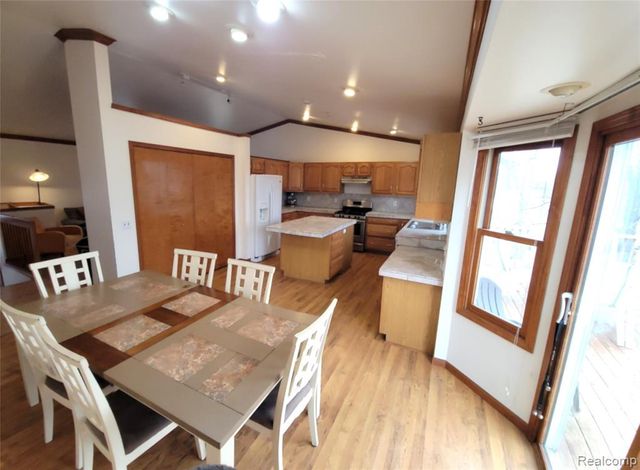 890 Tyrone Avenue, Waterford, MI 48328