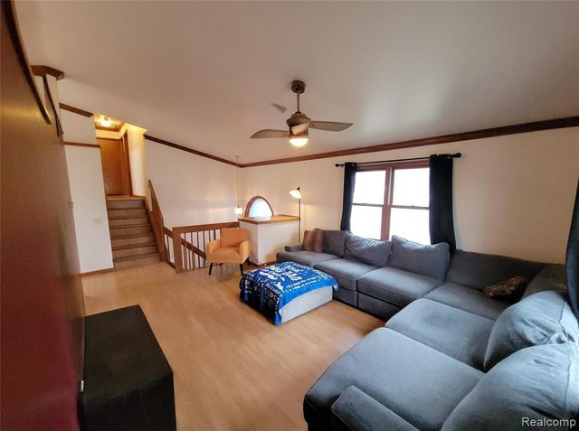 890 Tyrone Avenue, Waterford, MI 48328