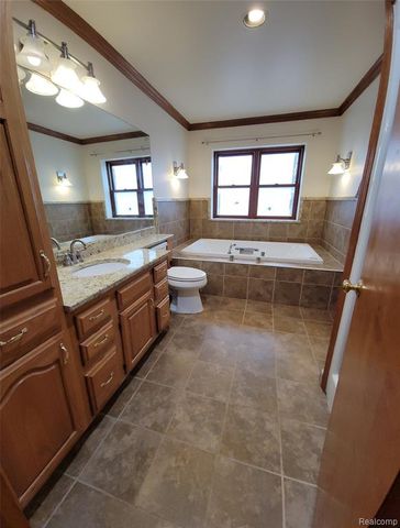 890 Tyrone Avenue, Waterford, MI 48328