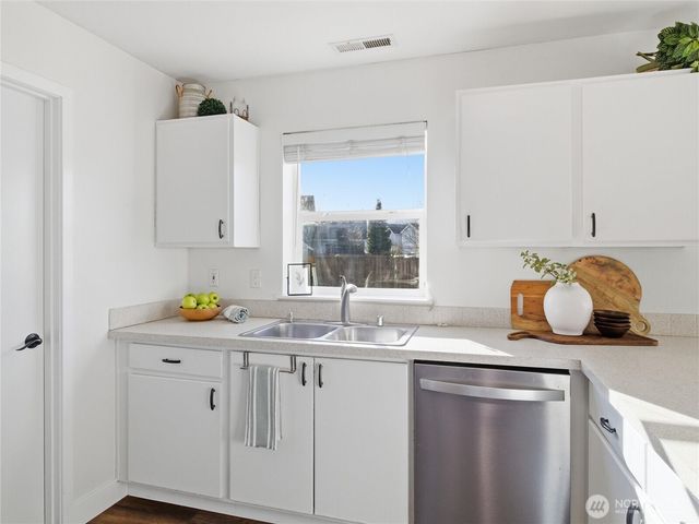 1015 Nunnally Avenue NW, Orting, WA 98360