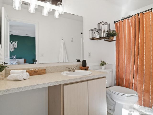 1015 Nunnally Avenue NW, Orting, WA 98360