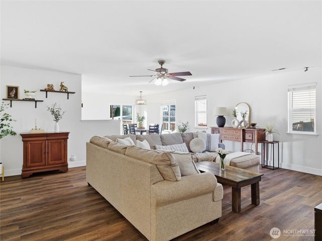 1015 Nunnally Avenue NW, Orting, WA 98360