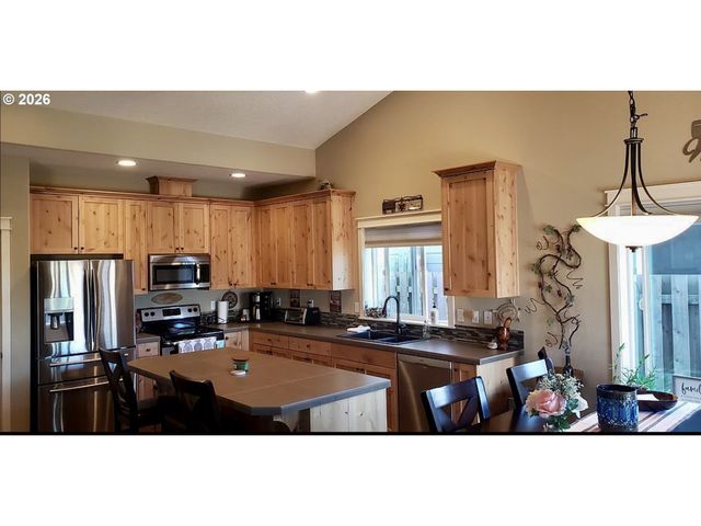 928 E 16TH St, Lafayette, OR 97127