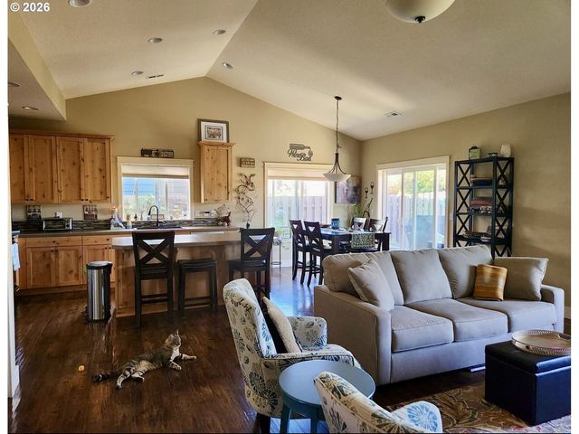928 E 16TH St, Lafayette, OR 97127