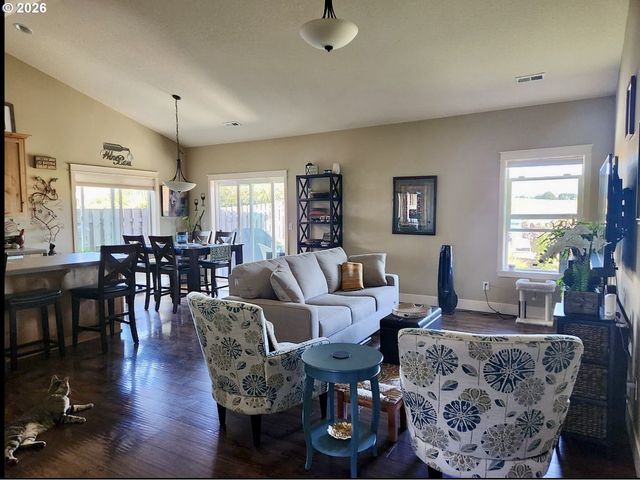 928 E 16TH St, Lafayette, OR 97127