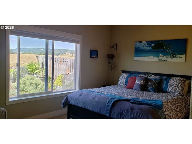 928 E 16TH St, Lafayette, OR 97127