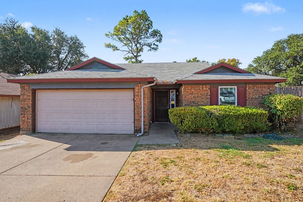 7500 Little Rock Lane, Fort Worth, TX 76120 — exterior