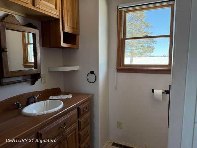 6867 S 7 Mile Road, Freeland, MI 48623