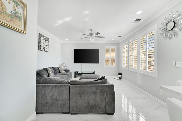 738 W Silvercrest Drive, Lindsay, CA 93247