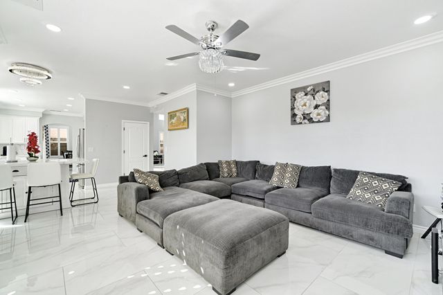 738 W Silvercrest Drive, Lindsay, CA 93247