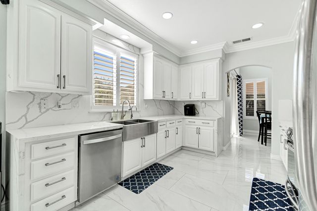 738 W Silvercrest Drive, Lindsay, CA 93247