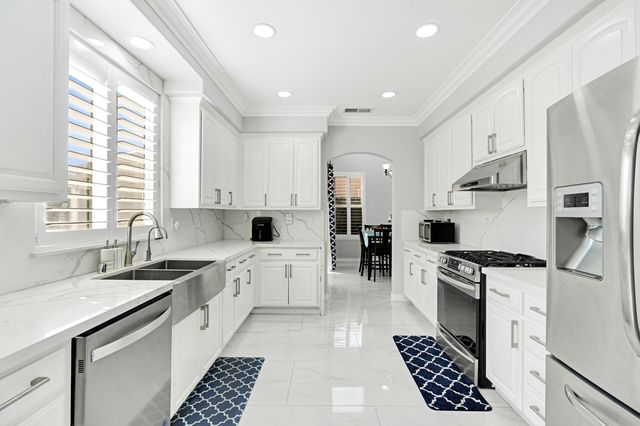 738 W Silvercrest Drive, Lindsay, CA 93247