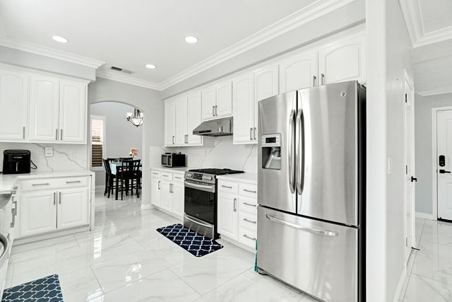 738 W Silvercrest Drive, Lindsay, CA 93247