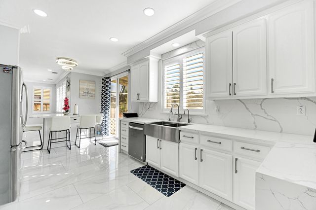 738 W Silvercrest Drive, Lindsay, CA 93247