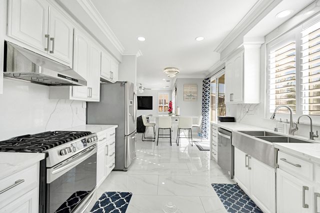 738 W Silvercrest Drive, Lindsay, CA 93247