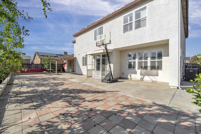 738 W Silvercrest Drive, Lindsay, CA 93247